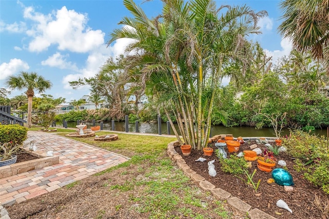 view of yard featuring a water view