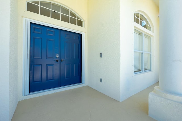 view of exterior entry featuring stucco siding