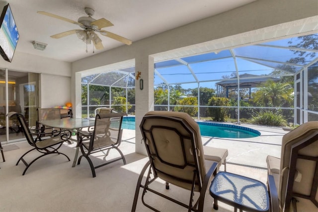 sunroom with a swimming pool and ceiling fan