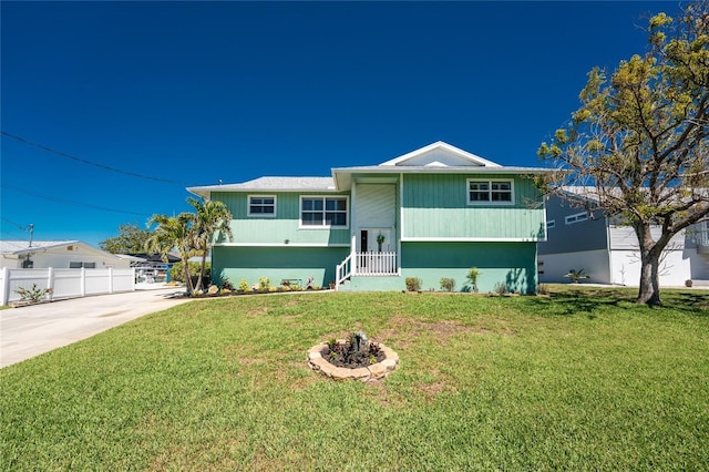 view of front of house featuring a front lawn and fence