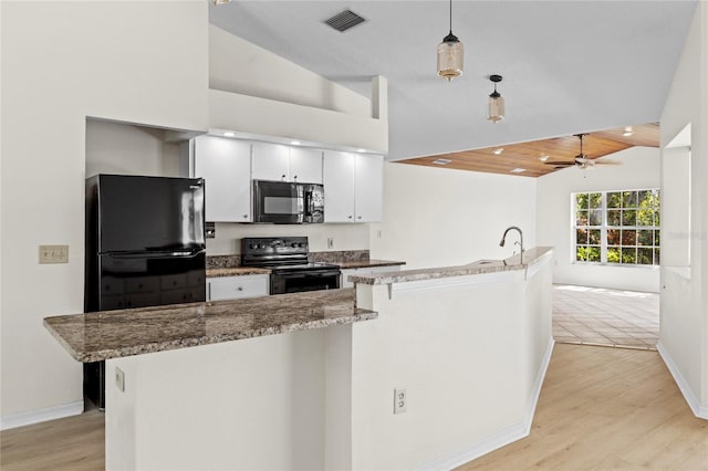 kitchen featuring visible vents, black appliances, light wood-style flooring, a ceiling fan, and decorative light fixtures