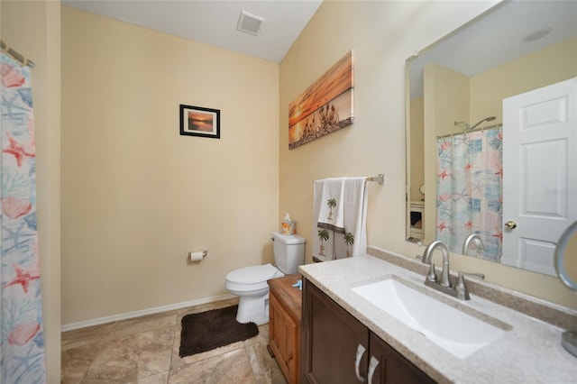 full bathroom featuring visible vents, toilet, a shower with curtain, baseboards, and vanity