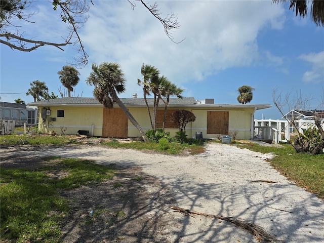 view of front of house with driveway and fence