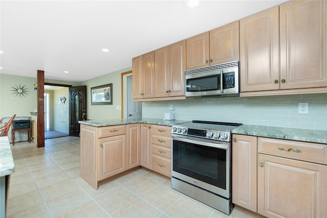 kitchen with stainless steel appliances, decorative backsplash, a peninsula, and light brown cabinets