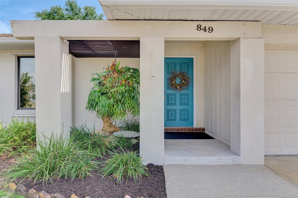 entrance to property with stucco siding
