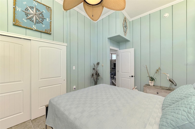 bedroom featuring a closet, ceiling fan, and crown molding