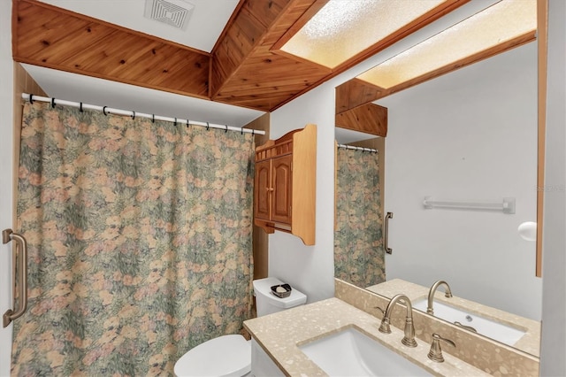 full bath with toilet, a shower with curtain, visible vents, and vanity