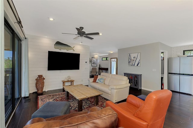 living area with baseboards, a ceiling fan, wood finished floors, and recessed lighting