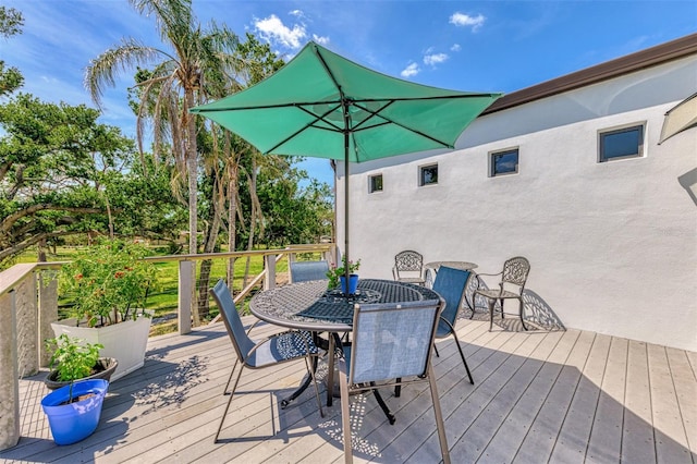 deck with outdoor dining space