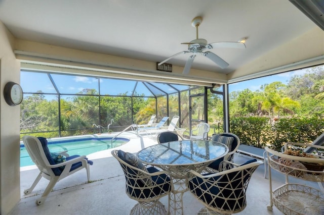 sunroom featuring a pool and ceiling fan