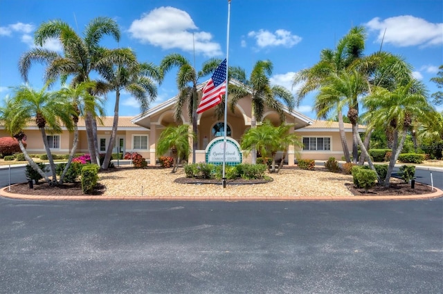 view of front of property featuring stucco siding