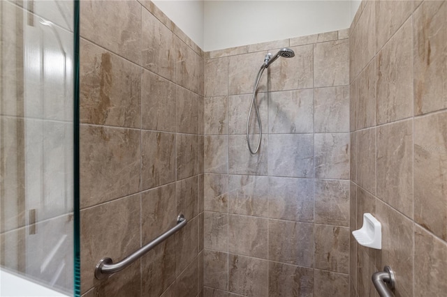 11125 Mcdermott Ct, Englewood, FL 34223 - bathroom featuring tiled shower