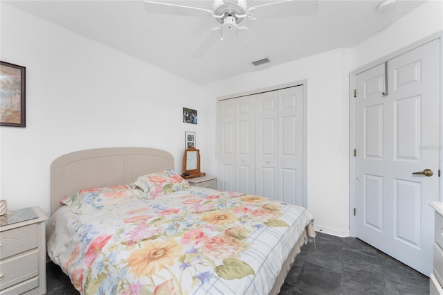 bedroom with ceiling fan, a closet, and visible vents