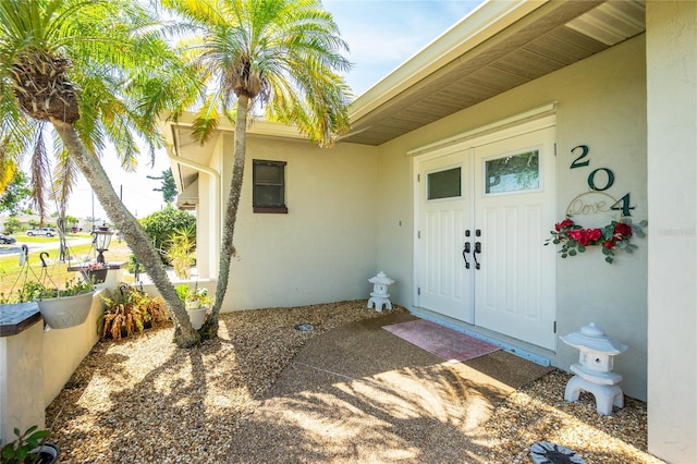property entrance featuring stucco siding