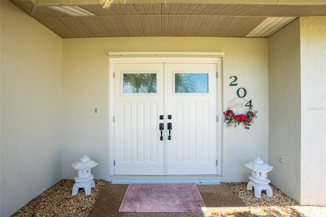 view of exterior entry with stucco siding