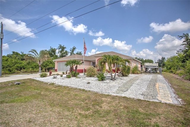 view of front of house with driveway and a front lawn