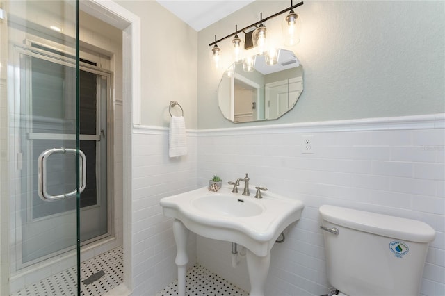 11 Oakland Hills Rd, Rotonda West, FL 33947 - full bath with a shower stall, wainscoting, toilet, and tile walls