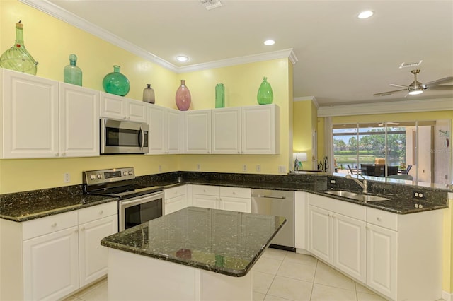 2692 Wax Myrtle Ct, Port Charlotte, FL 33953 - kitchen featuring stainless steel appliances, a sink, crown molding, a peninsula, and a kitchen island