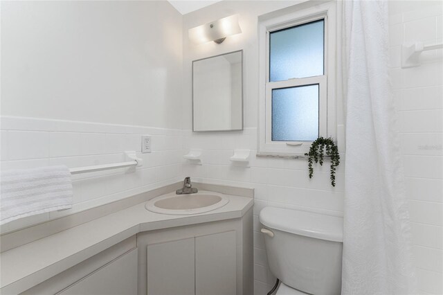1691 Lakeview Pl, Englewood, FL 34223 - full bath with toilet, vanity, tile walls, and curtained shower