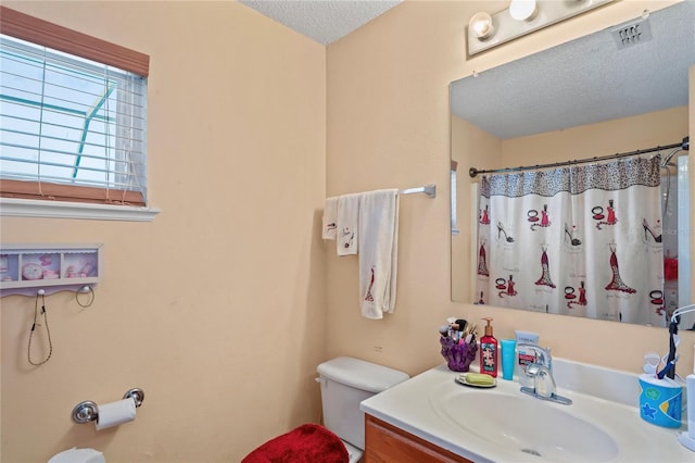 5510 Moongate Rd, Spring Hill, FL 34606 - bathroom featuring toilet, vanity, a textured ceiling, and a shower with shower curtain