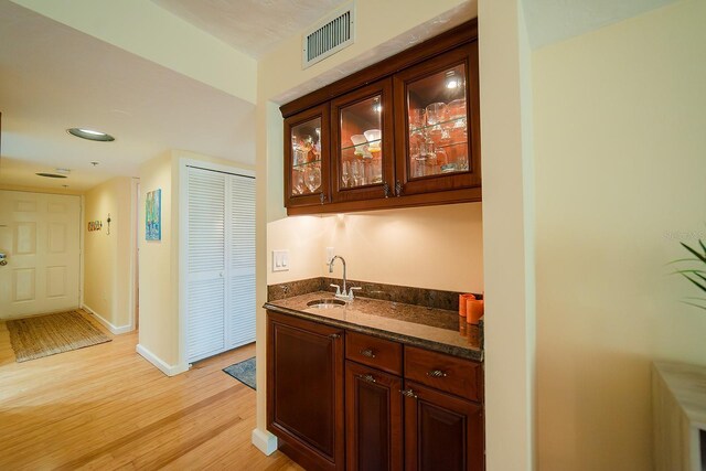 7303 Jessie Harbor Dr Unit 7303, Osprey, FL 34229 - indoor wet bar featuring light wood-style flooring and baseboards