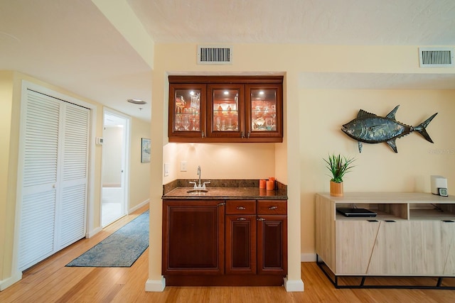 7303 Jessie Harbor Dr Unit 7303, Osprey, FL 34229 - indoor wet bar with light wood-style flooring and baseboards
