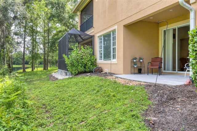 8228 Villa Grande Ct, Sarasota, FL 34243 - view of grassy yard featuring a patio area and a lanai