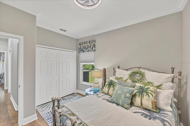 124 Cutlass Dr, Rotonda West, FL 33947 - bedroom with crown molding, wood finished floors, and a closet