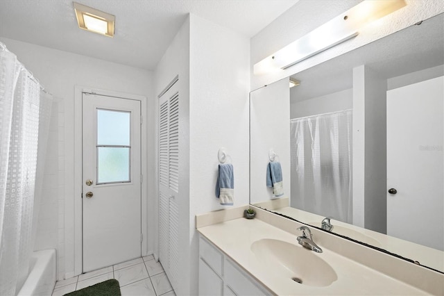 727 Rotonda Cir, Rotonda West, FL 33947 - full bath featuring vanity, shower / bath combo with shower curtain, and a closet