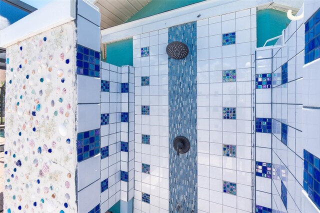 926 Boundary Blvd, Rotonda West, FL 33947 - bathroom featuring a tile shower and vaulted ceiling