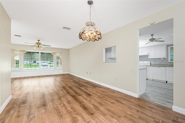39 Caddy Rd, Rotonda West, FL 33947 - unfurnished room with a ceiling fan, light wood-type flooring, a smoke detector, and a chandelier