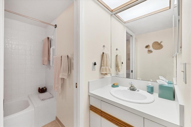2004 Longpointe Cir Unit E2, Venice, FL 34293 - full bath with a skylight, vanity, and shower / tub combination