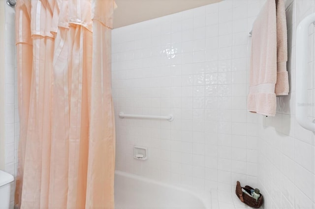 2004 Longpointe Cir Unit E2, Venice, FL 34293 - full bathroom featuring shower / tub combo and toilet
