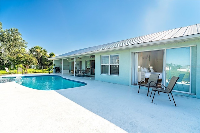 172 Mariner Ln, Rotonda West, FL 33947 - view of swimming pool featuring a pool with connected hot tub, a patio, and a ceiling fan