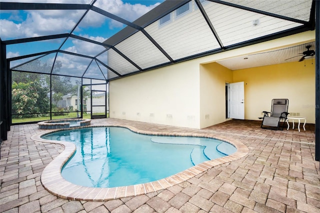9150 Pine Cove Dr, Englewood, FL 34224 - view of swimming pool featuring a patio, a pool with connected hot tub, a lanai, and ceiling fan
