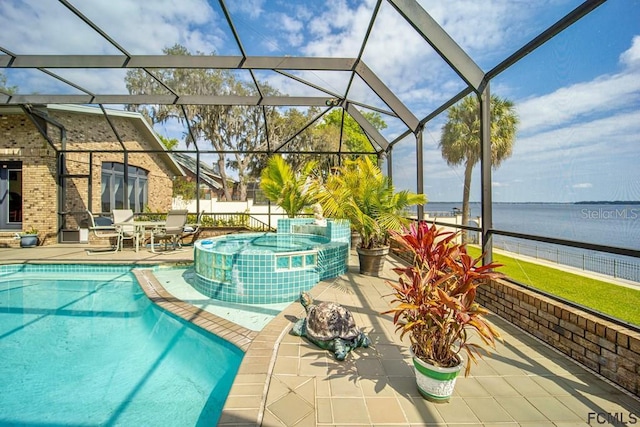 view of pool with an in ground hot tub, a water view, a patio area, and a lanai