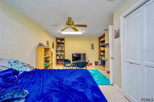 bedroom featuring ceiling fan