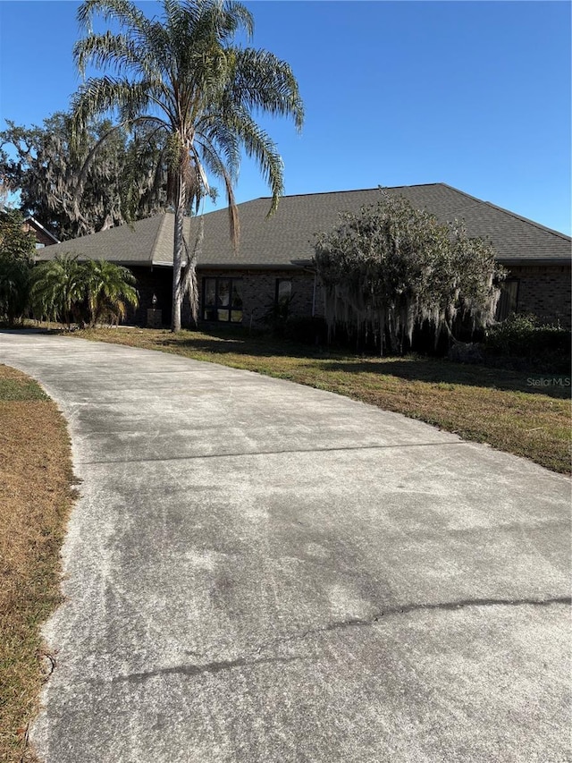 ranch-style home featuring a front lawn