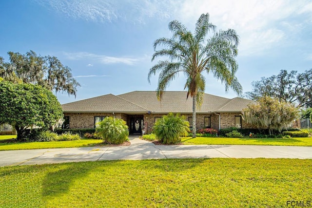 single story home featuring a front yard