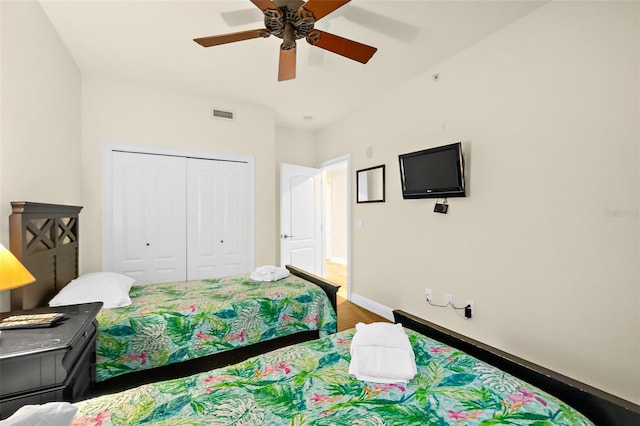 bedroom featuring ceiling fan and a closet