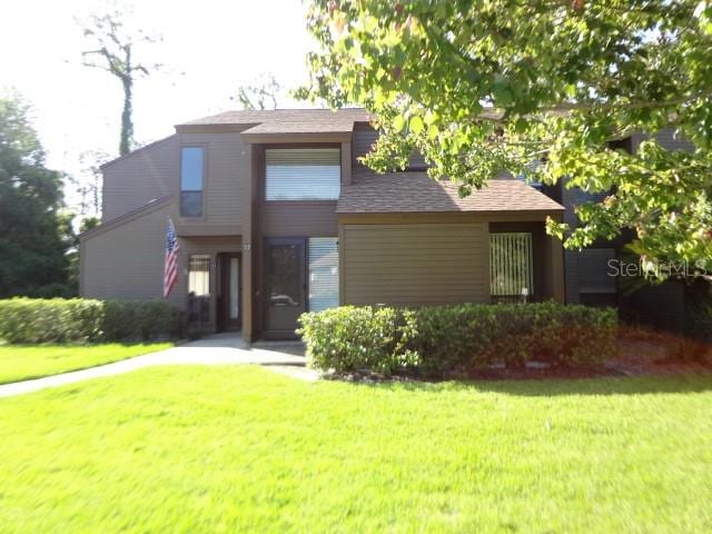 view of front of property featuring a front lawn