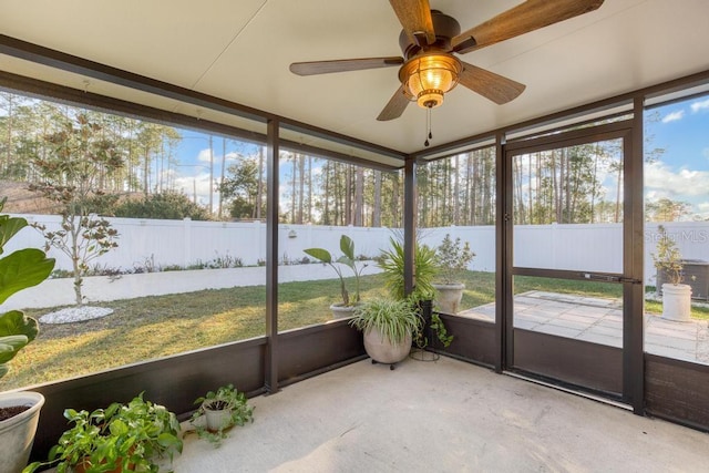 sunroom with ceiling fan