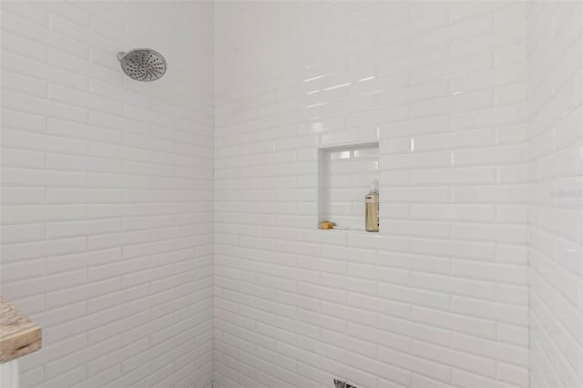 room details featuring tiled shower