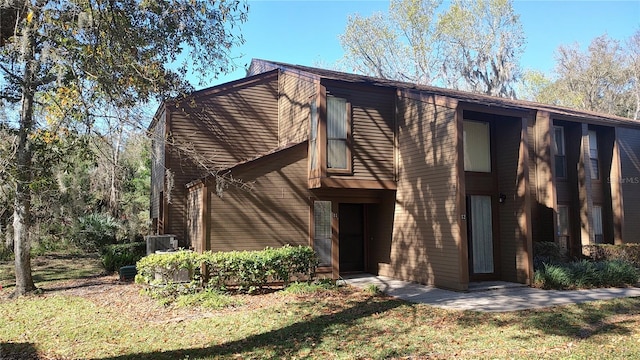 view of front of home featuring a front lawn and central AC unit