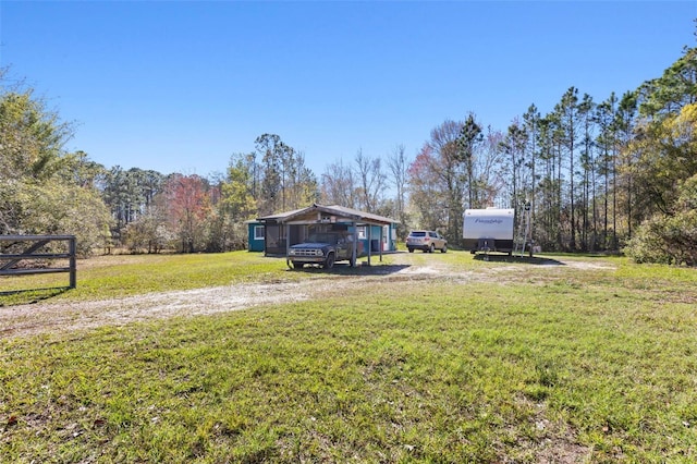 view of yard featuring driveway