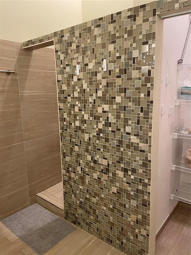 bathroom featuring tile walls