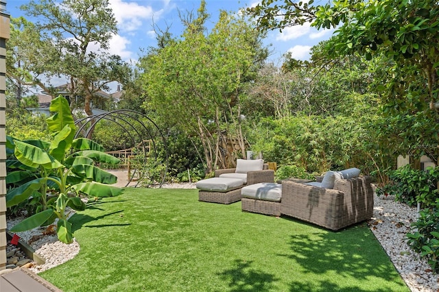 view of yard featuring an outdoor living space