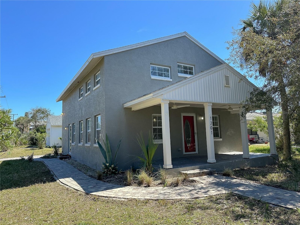 view of front of house featuring covered porch and a front yard