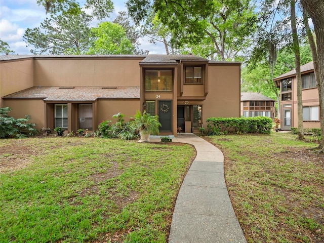 view of front of property featuring a front lawn