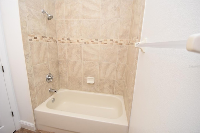 bathroom featuring tiled shower / bath combo